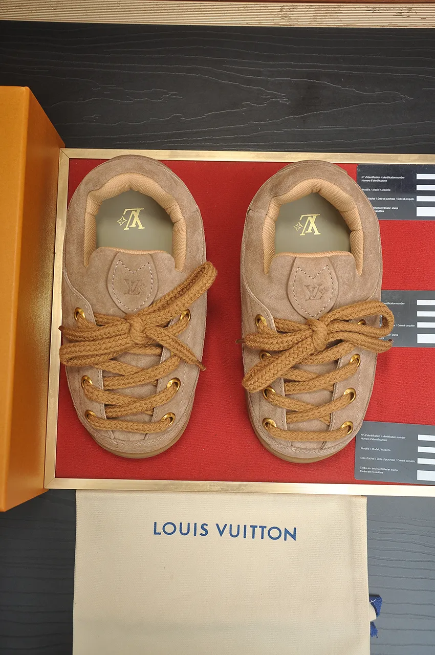 Men's men's shoes💰700💶 🔥New style🔥 LV co-branded nigo, ugly and cute😍Many Internet celebrities have put on their shoes, classic and versatile items.  ❄️Fabric: Imported high mercerized cow suede. ❄️Inner lining: high-grade elastic mesh, ❄️Outsole: original molded outsole, palm print rubber outsole with hidden L letter and Monongram flower ❄️Size: Female 35-41 (Female 41 customized), Male 39-46 (45-46 customized)